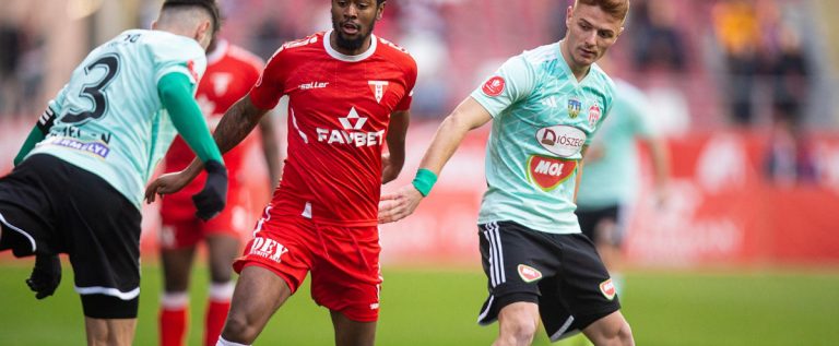 Sărbătoare pe stadion și cam atât! UTA face doar egal de ziua ei și lupta pentru supraviețuire continuă