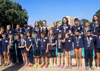 Înotătorii Gloriei Arad s-au întors cu o salbă de medalii din Ungaria