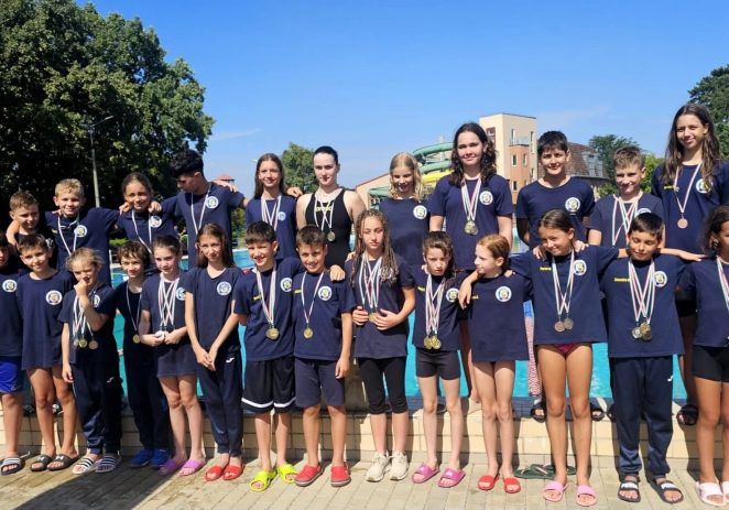 Înotătorii Gloriei Arad s-au întors cu o salbă de medalii din Ungaria