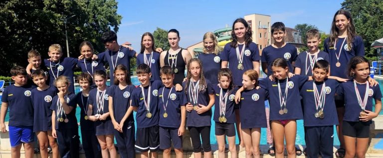 Înotătorii Gloriei Arad s-au întors cu o salbă de medalii din Ungaria