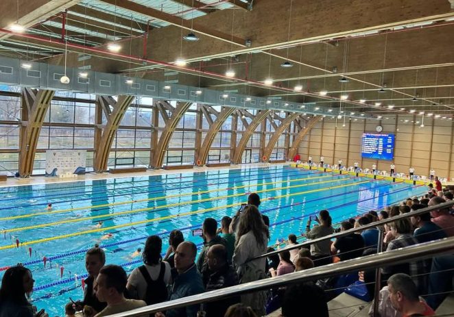 Secția de înot a CSȘ Gloria Arad încheie un sezon excelent, cu 32 de medalii naționale