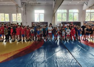 Medalii arădene pe salteaua de lupte greco-romane, la Memorialul Bati Valentin