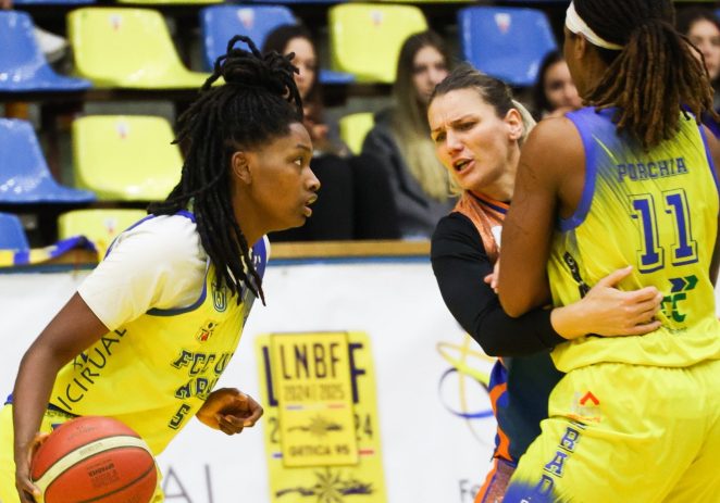 Victorie importantă în „El Clasico” și Aradul este lider sub coșul fetelor