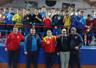 Trei boxeri de la Motorul Arad se antrenează sub tricolor