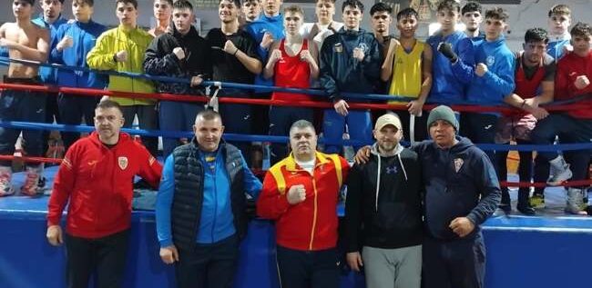 Trei boxeri de la Motorul Arad se antrenează sub tricolor