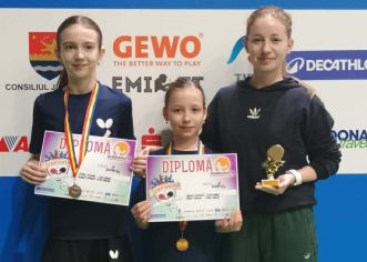 Tinerii jucători arădeni de tenis de masă s-au remarcat la Dumbrăvița