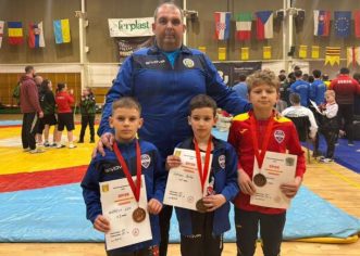 CSȘ Gloria Arad a avut trei medaliați pe salteaua de lupte din Slovacia