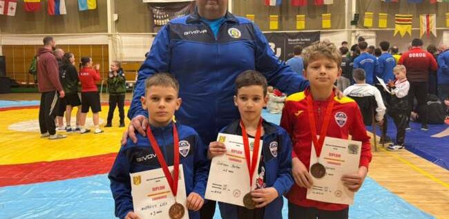 CSȘ Gloria Arad a avut trei medaliați pe salteaua de lupte din Slovacia