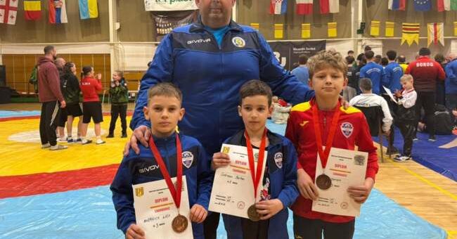 CSȘ Gloria Arad a avut trei medaliați pe salteaua de lupte din Slovacia