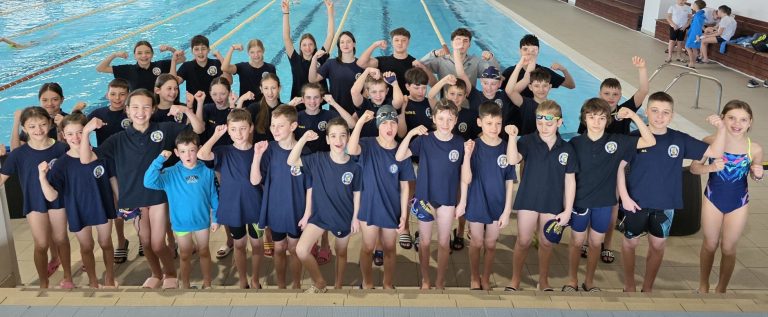 Înotătorii Gloriei Arad au cucerit Cupa Bega, cu 50 de medalii scoase din apă!