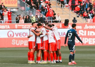 Utiștii merg relaxați pe malul Dunării, Oțelul începe să tremure