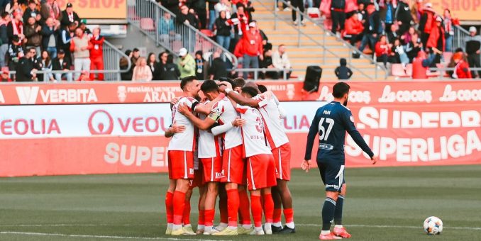 Utiștii merg relaxați pe malul Dunării, Oțelul începe să tremure