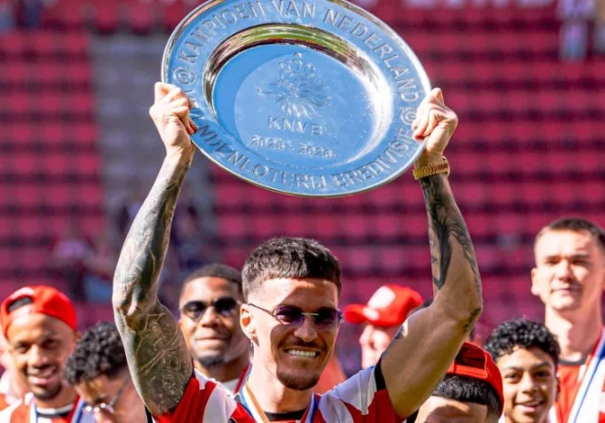 Dennis Man sărbătorește primul titlu al carierei, alături de PSV