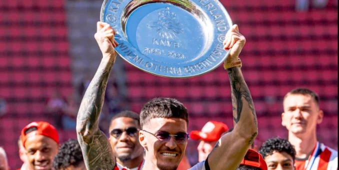 Dennis Man sărbătorește primul titlu al carierei, alături de PSV