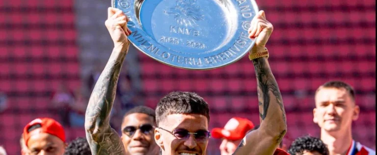 Dennis Man sărbătorește primul titlu al carierei, alături de PSV