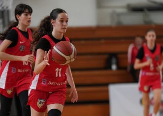 Tinere baschetbaliste de la CSȘ Gloria Arad, sub tricolor