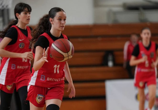 Tinere baschetbaliste de la CSȘ Gloria Arad, sub tricolor