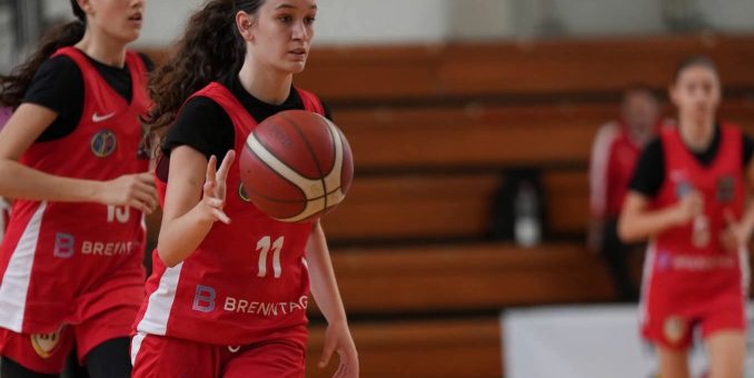 Tinere baschetbaliste de la CSȘ Gloria Arad, sub tricolor